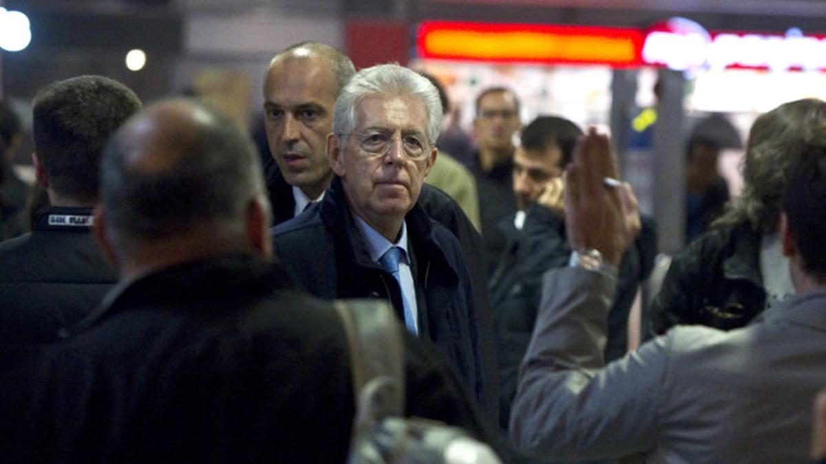 El excomisario europeo Mario Monti espera la llegada de su esposa, el jueves, en el aeropuerto de Roma.