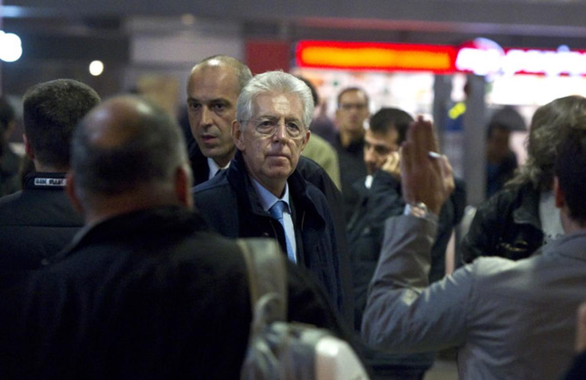 L’excomissari europeu Mario Monti espera l’arribada de la seva dona, dijous, a l’aeroport de Roma. L’excomissari europeu Mario Monti espera l’arribada de la seva dona, dijous, a l’aeroport de Roma.
