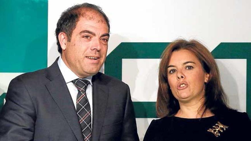 Lorenzo Amor, presidente de la Federación de Autónomos, y la vicepresidenta del Gobierno, Soraya Sáenz de Santamaría.