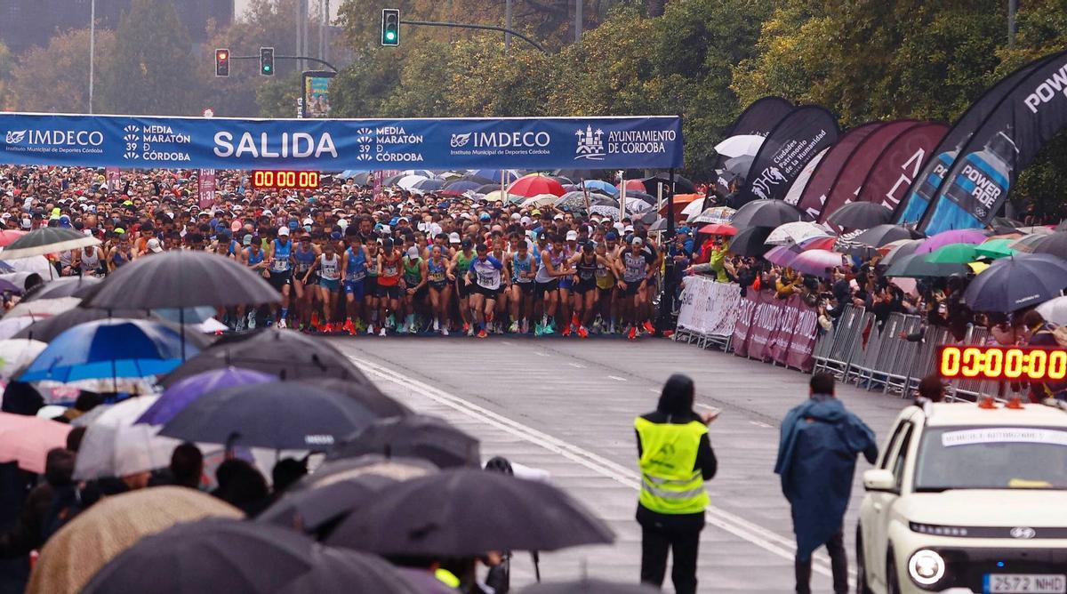 Los corredores, antes de iniciar la pasada edición de la Media Maratón de Córdoba.