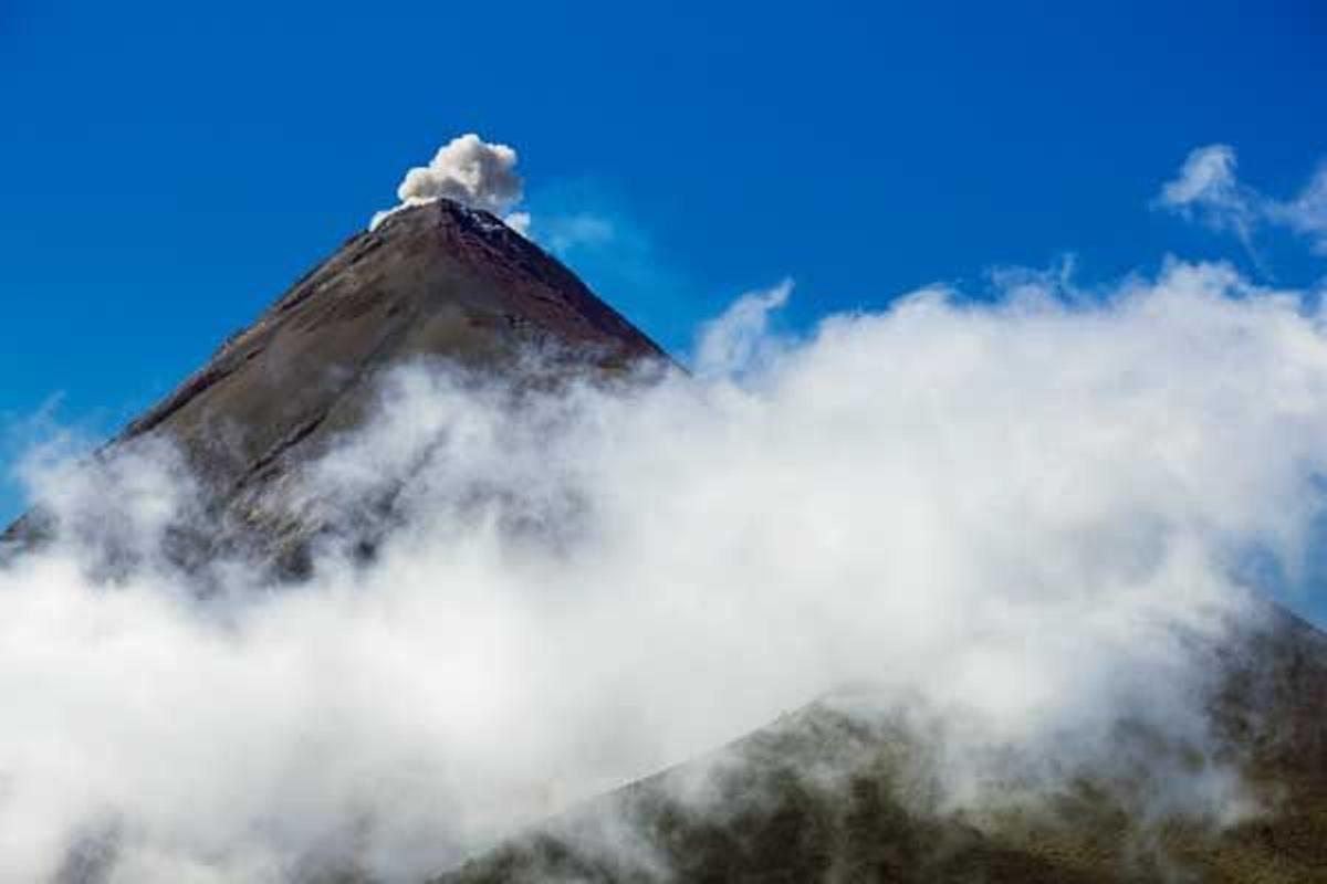 Erupción de cenizas del volcán Fuego.