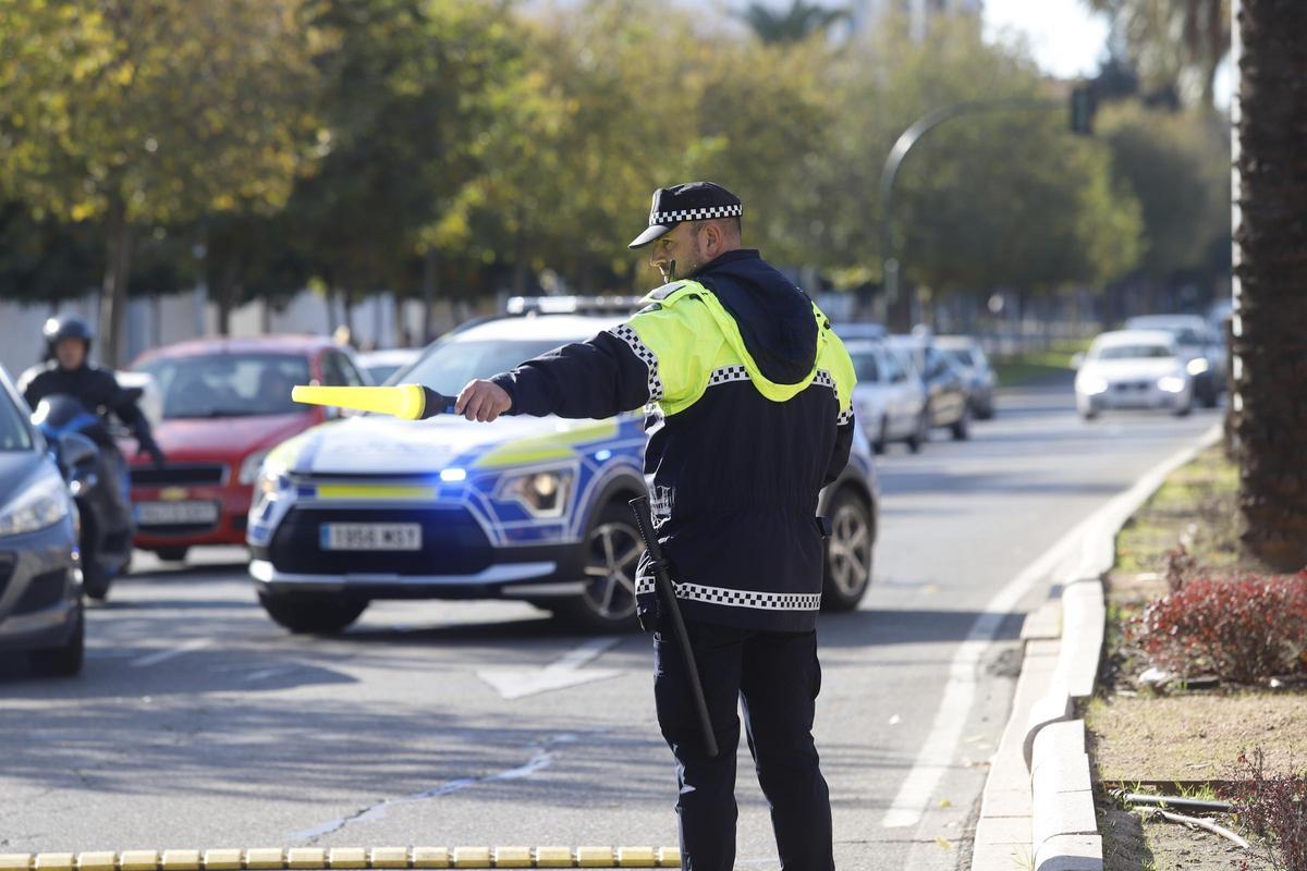 Un efectivo de la Policía Local de Córdoba en una actuación, en imagen de archivo.