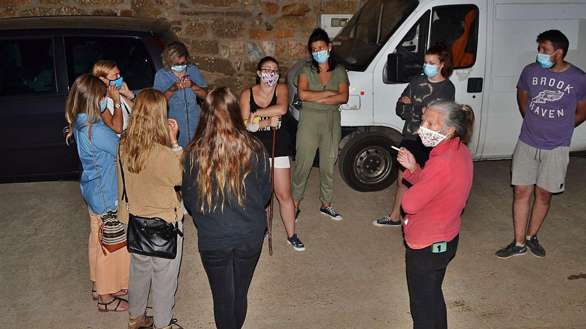 Un grupo de vecinos de Vime permanece en una de las calles del pueblo durante la noche de la acampada de los jóvenes. | A. S.