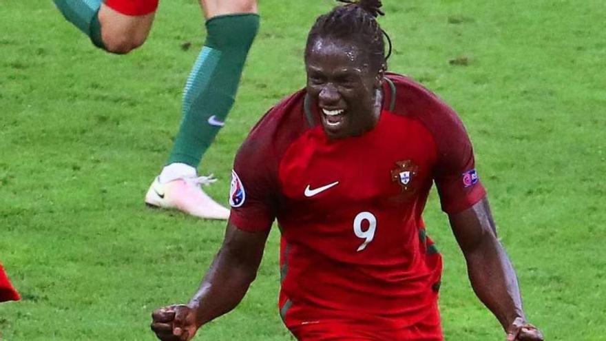 Éder celebra el gol de Portugal en la final ante un decepcionado Griezmann.