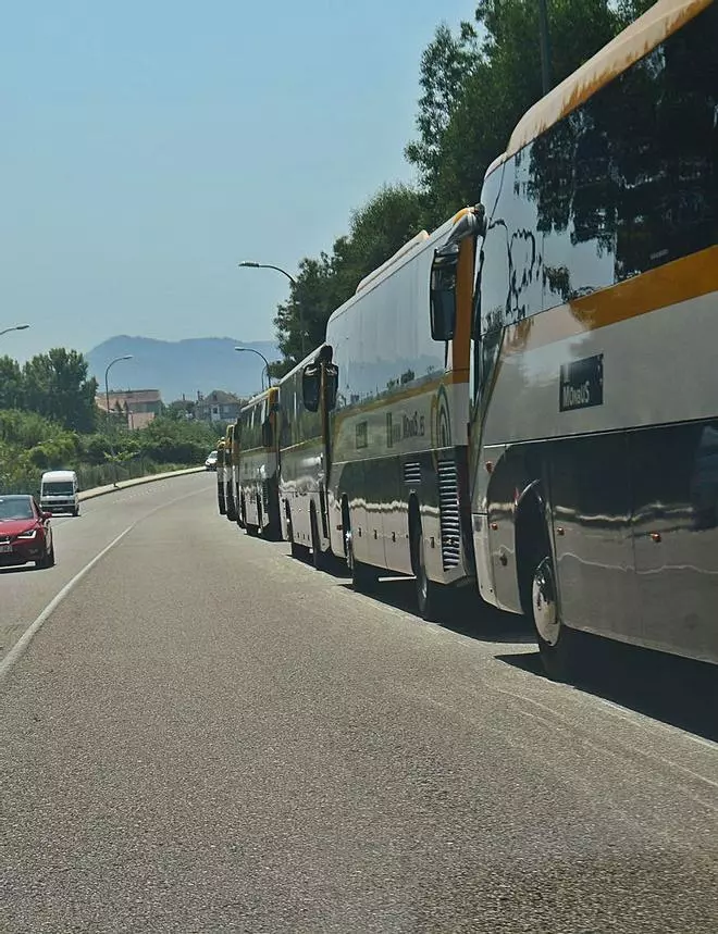 Los autobuses de Monbus que ocupaban el vial de acceso al corredor se trasladan al polígono