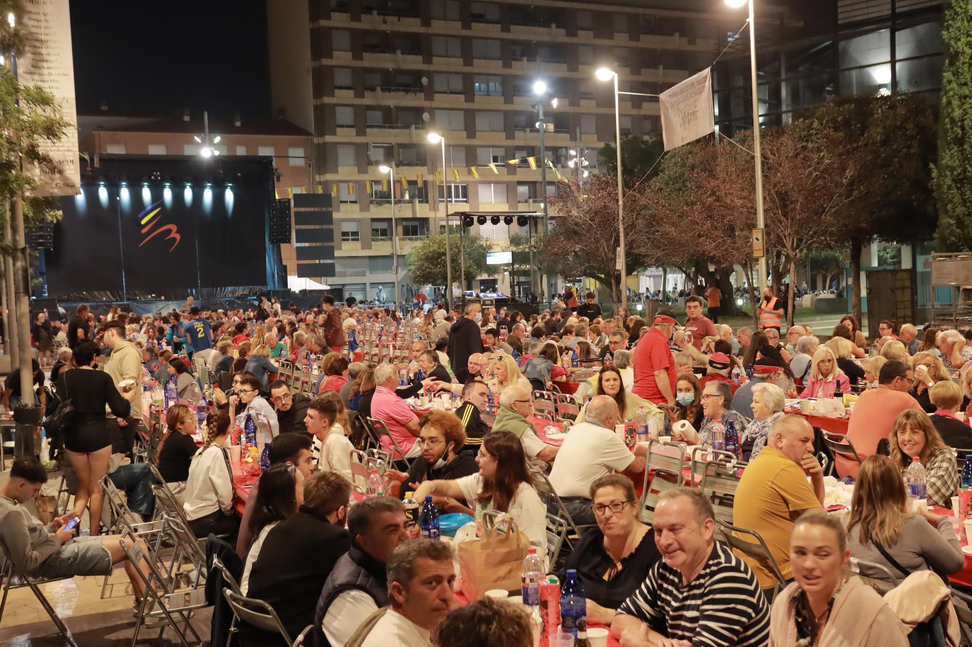 Búscate entre los comensales de la cena de 'pa i porta' en Almassora