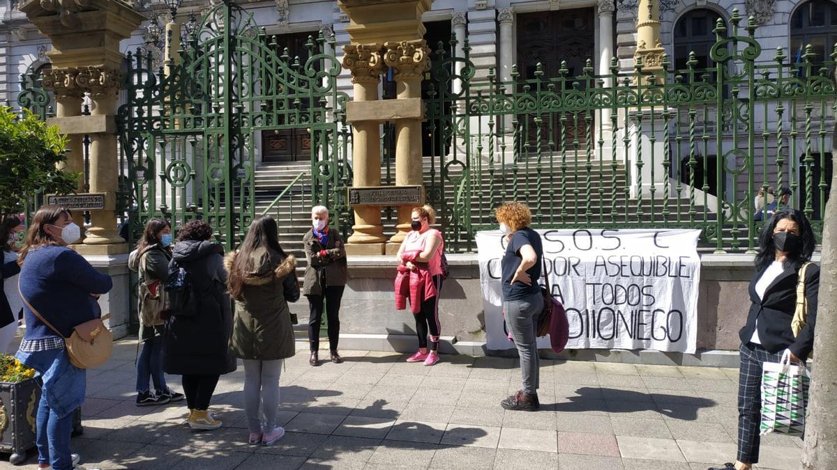 Padres del colegio de Olloniego hablan ante la Junta con la consejera de Educación.