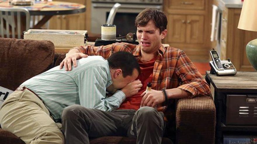 Jon Cryer y Ashton Kutcher en una escena de la serie.