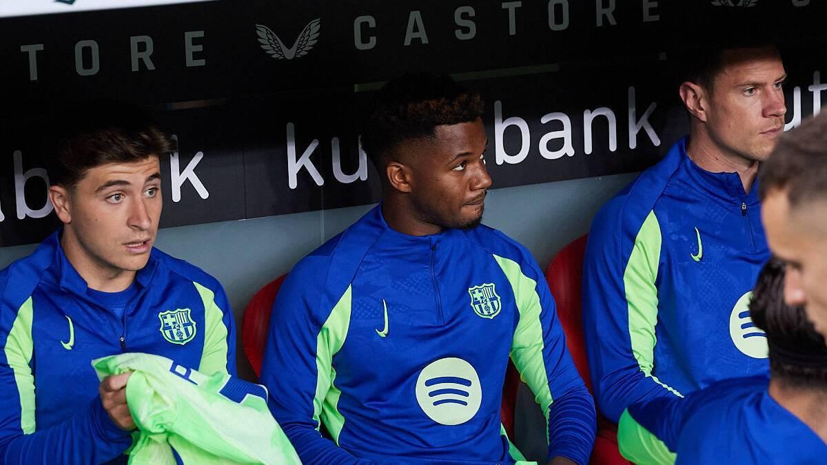Pablo Torre, junto a Ter Stegen en el banquillo del Barça