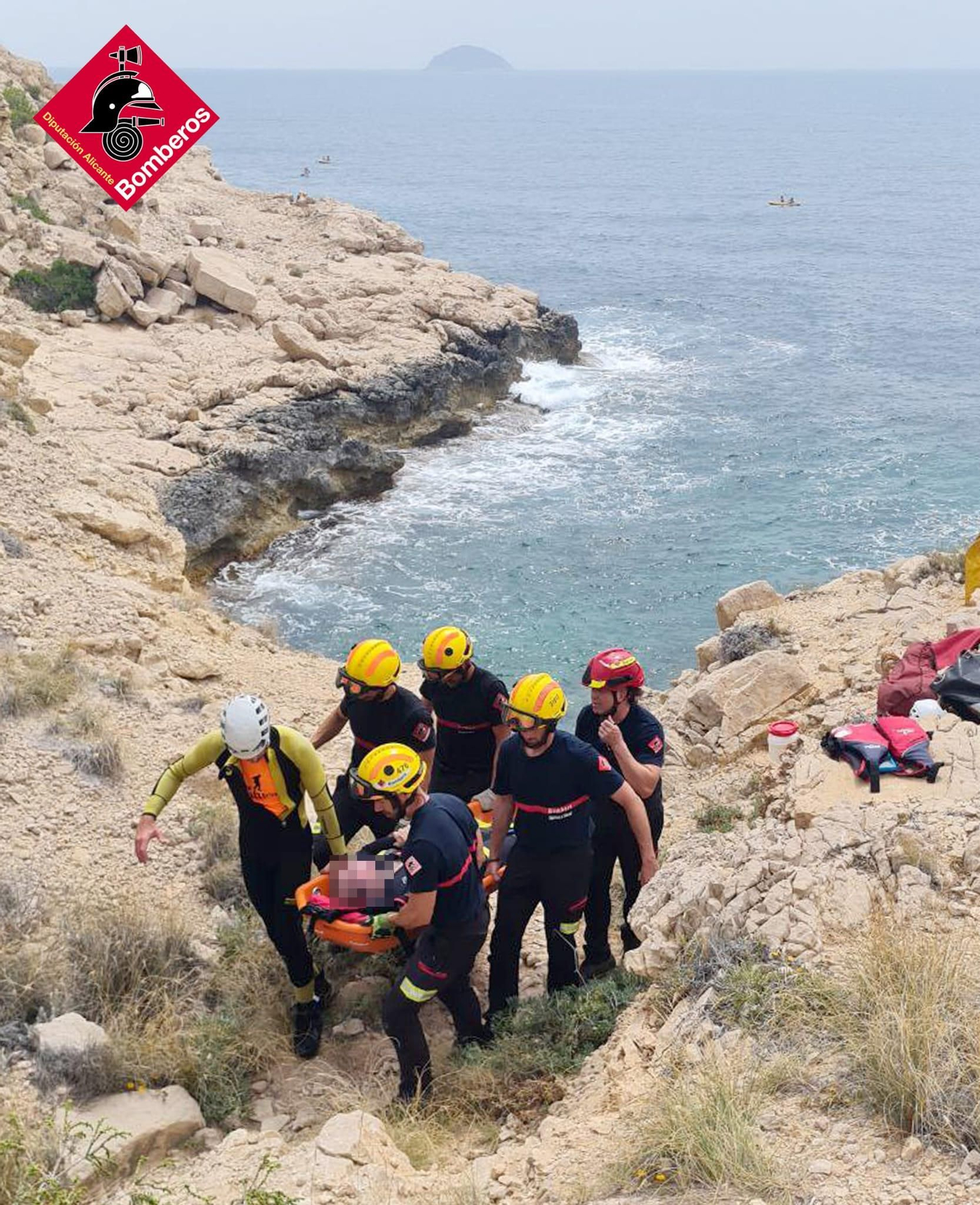El rescate en la Cala Erizos de Villajoyosa por parte de los bomberos