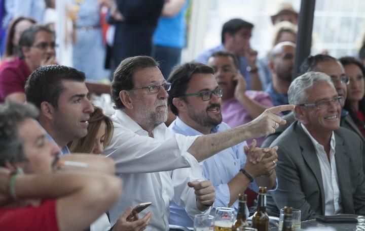 17/06/2016.Mariano Rajoy, presidente del Gobierno en funciones, ve el partido España-Turquía de la Eurocopa en Café Atlántico..Santa Cruz