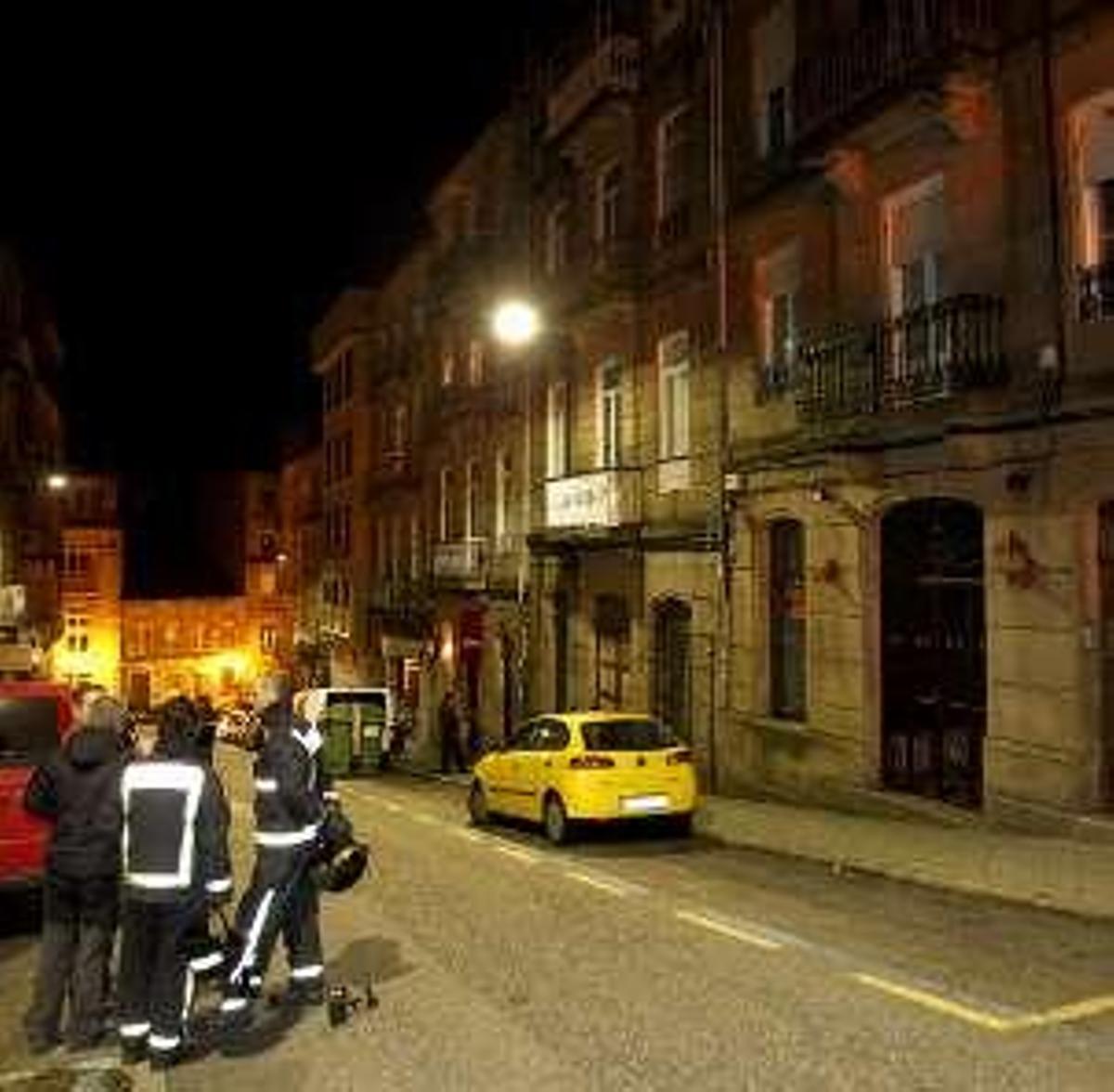 Un aparatoso incendio calcina un taxi y causa daños en otros tres vehículos en A Coruña