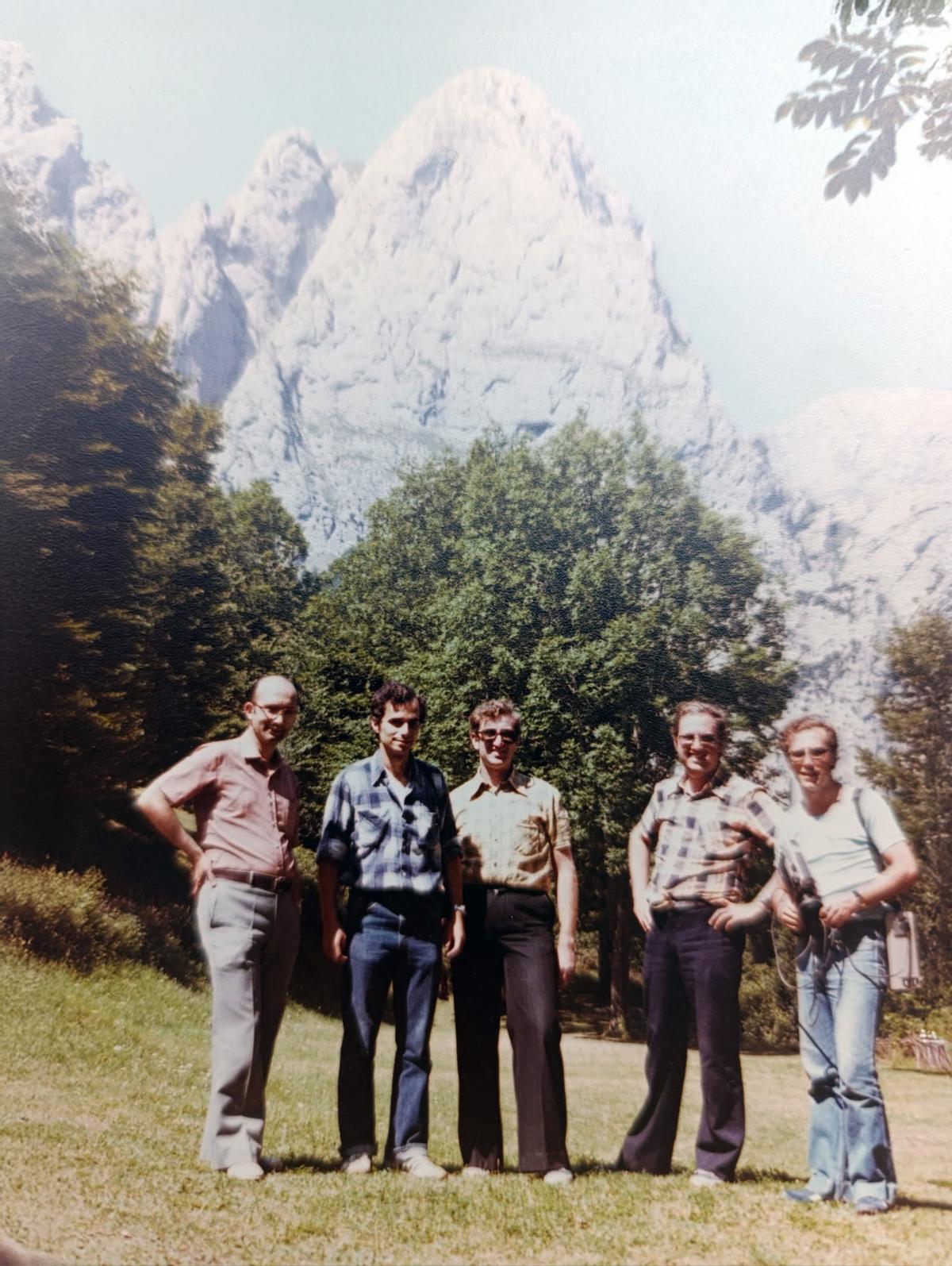 Robert Francis Prevost segundo por la izquierda, junto a Isaac Insuza, Jhon Bujaiar, Tony Bujaiar e Isaac González delante de la Torre Comea, como se conoce este pico desde la zona donde está tomada la fotografía, o Cueto Agudos, como se lo llama desde Caín.
