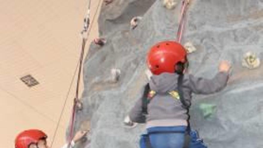 Dos niños en el rocódromo.