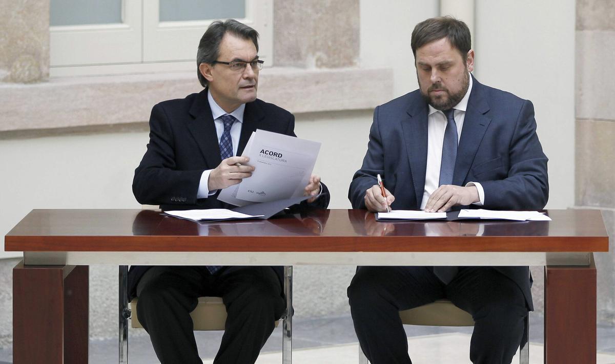 GRA117 . BARCELONA, 19/12/2012.- El líder de CiU, Artur Mas (i) y el presidente de ERC, Oriol Junqueras (d), han firmado hoy en un acto solemne en el Parlament el acuerdo de gobernabilidad alcanzado entre ambas formaciones.Los dos dirigentes han firmado el acuerdo, que en las filas de CiU y ERC designan como el "pacto de la libertad" de Cataluña, al incluir celebrar una consulta de autodeterminación en Cataluña en 2014, salvo que pacten no hacerlo ante determinadas circunstancias políticas y socio-económicas EFE/Andreu Dalmau. Artur Mas, Oriol Junqueras. Presidentes en funciones de la Generalitat de Cataluña, lideres ERC