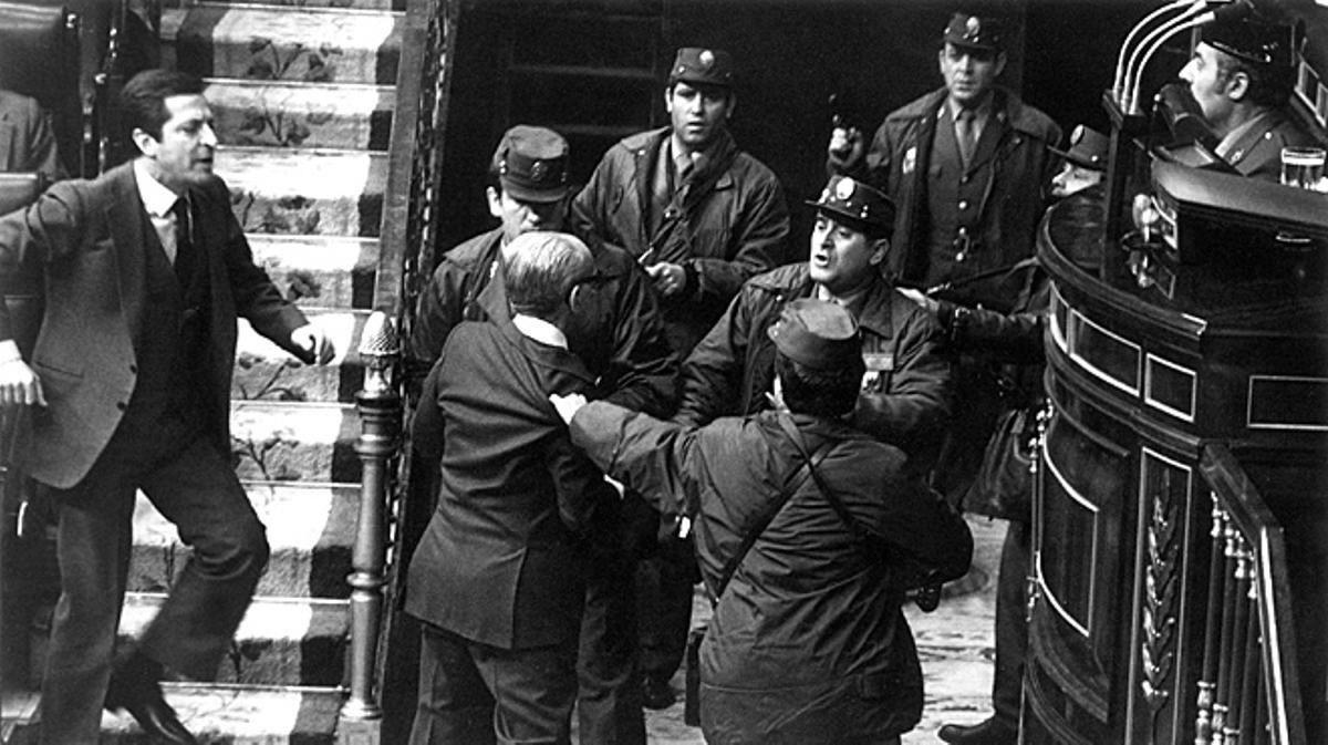 El president del Govern, Adolfo Suárez, i el ministre de Defensa, Manuel Gutiérrez Mellado, s’enfronten al tinent coronel Antonio Tejero i els guàrdies civils en l’assalt al Congrés el 23 de febrer de 1981.