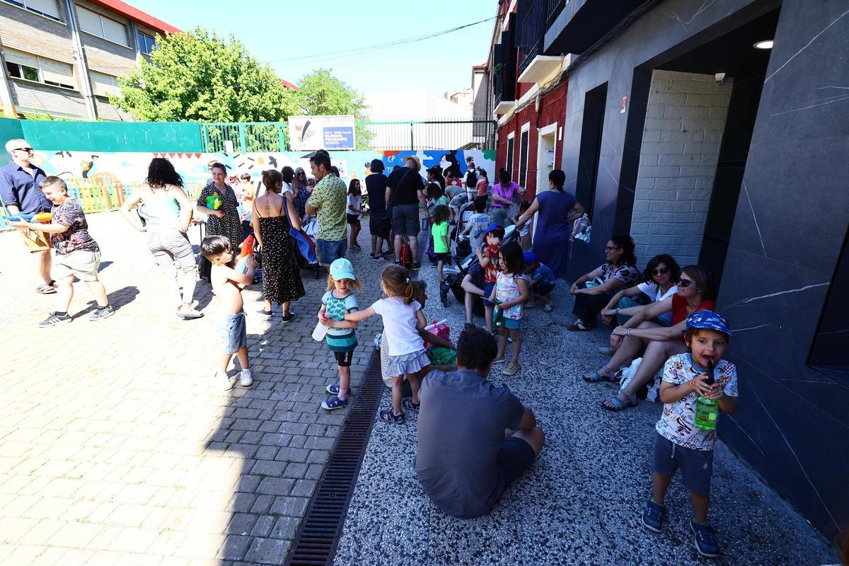 Alumnos del Tenerías juegan con pistolas de agua para evidenciar el calor en las aulas.
