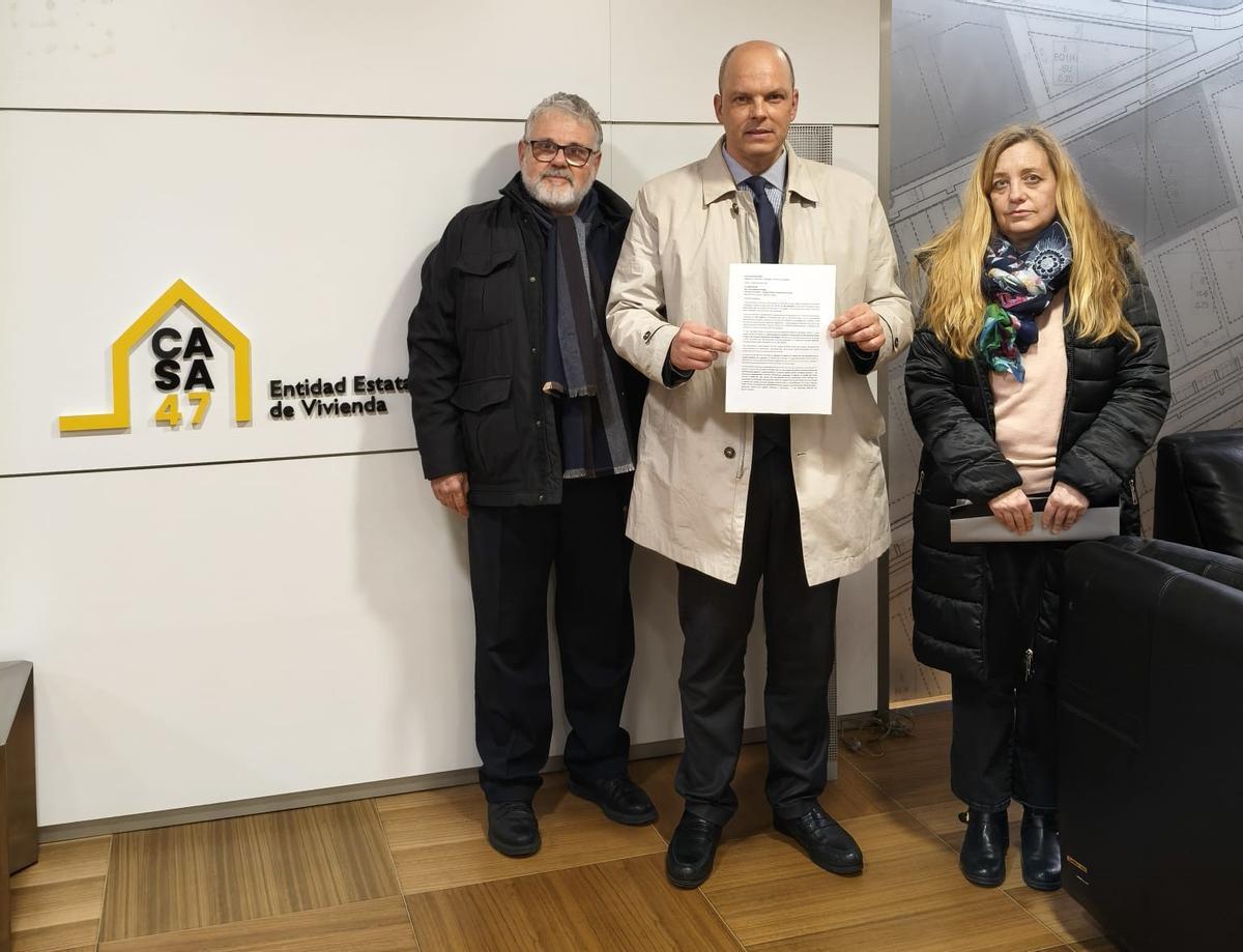 Fidalgo entre los representantes vecinales de Ses Fonts con el escrito entregado en el SEPES.