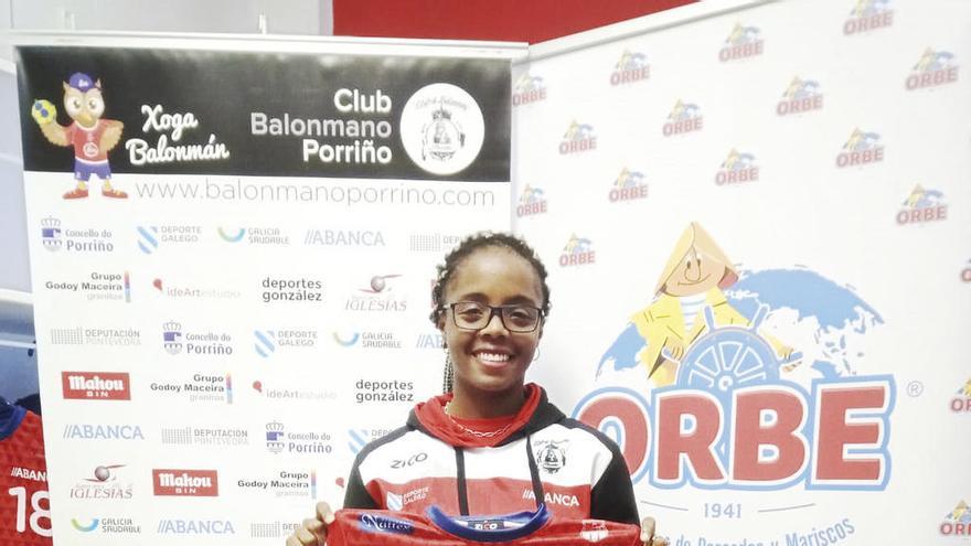 Carina Lorenzo, con su nueva camiseta. // C.B.Porriño