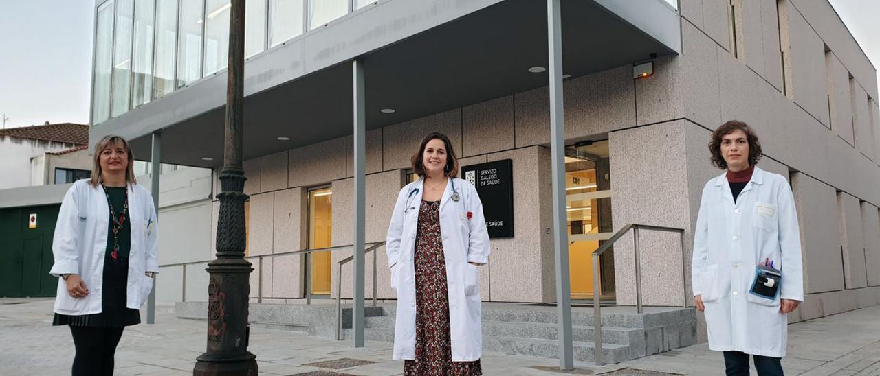 Lourdes Fernández (PSX), Lorena Bernárdez (médica) y Fátima Martínez (enfermera), las profesionales que trabajan en el centro de salud de Bouzas.