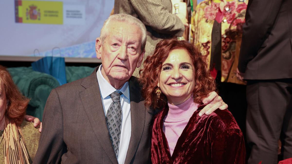 La líder del PSOE andaluz, María Jesús Montero, junto al expresidente de la Junta de Andalucía Rafael Escuredo.