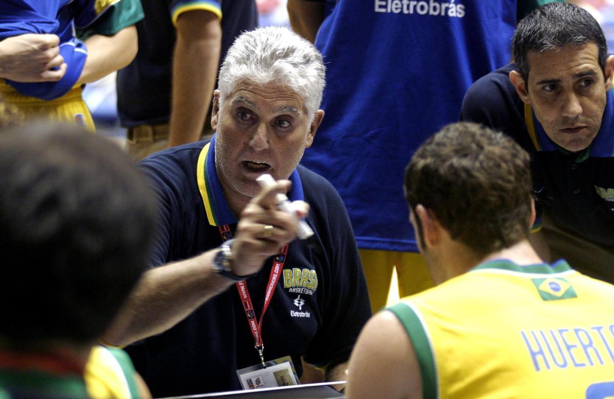 Moncho Monsalve, leyenda del baloncesto español, en su época como seleccionador de Brasil.