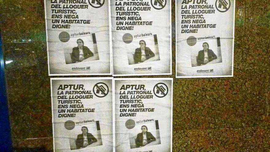 Imagen de la sede de Habtur con los carteles de Endavant.