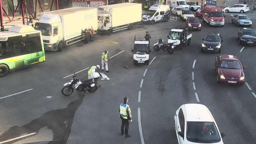 Atasco en la Plaza de América de Vigo por un choque entre dos camiones