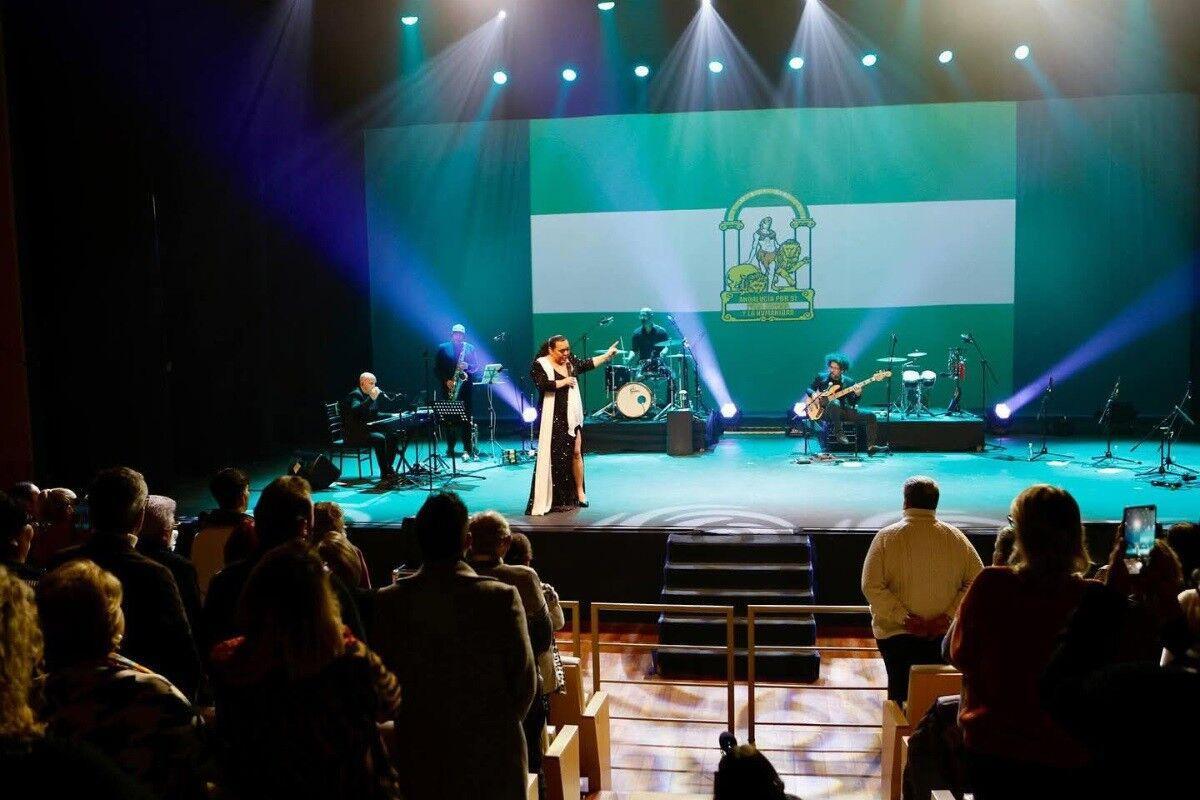 Falete clausura con un concierto el Día de la Bandera en Alcalá de Guadaíra.