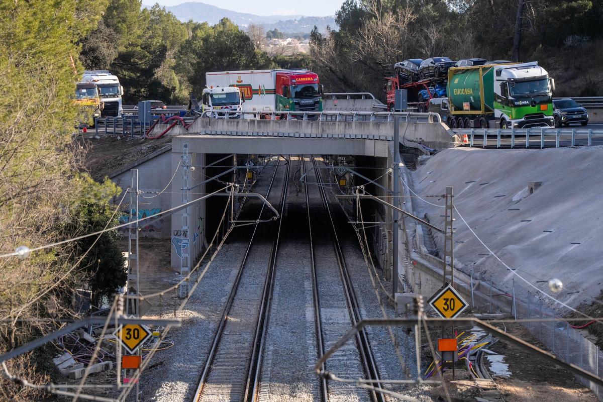 Las vías de la R4 a la altura de Gelida donde hace un mes murió un maquinista en prácticas.