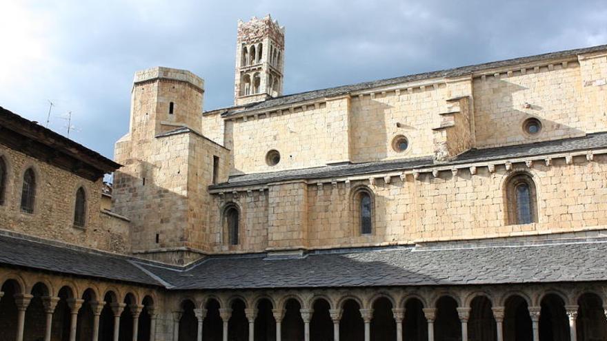 Pla mig del claustre de la Catedral de Santa Maria d&#039;Urgell.