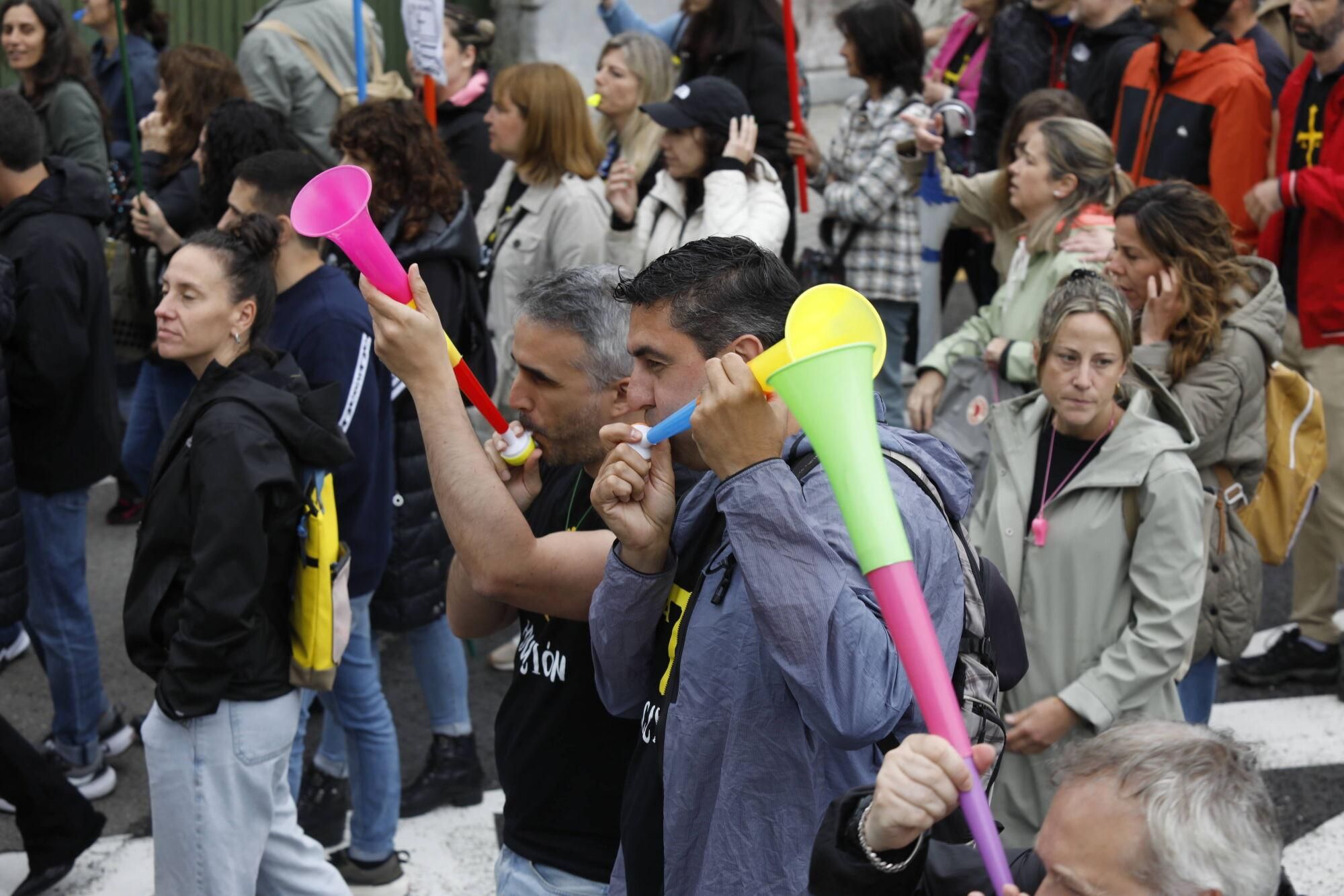 EN IMÁGENES: Nueva manifestación masiva de los docentes, que acabó en la Junta General 