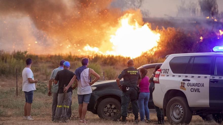 El incendio de Almonaster (Huelva) obliga a desalojar 100 vecinos de la población de El Villar