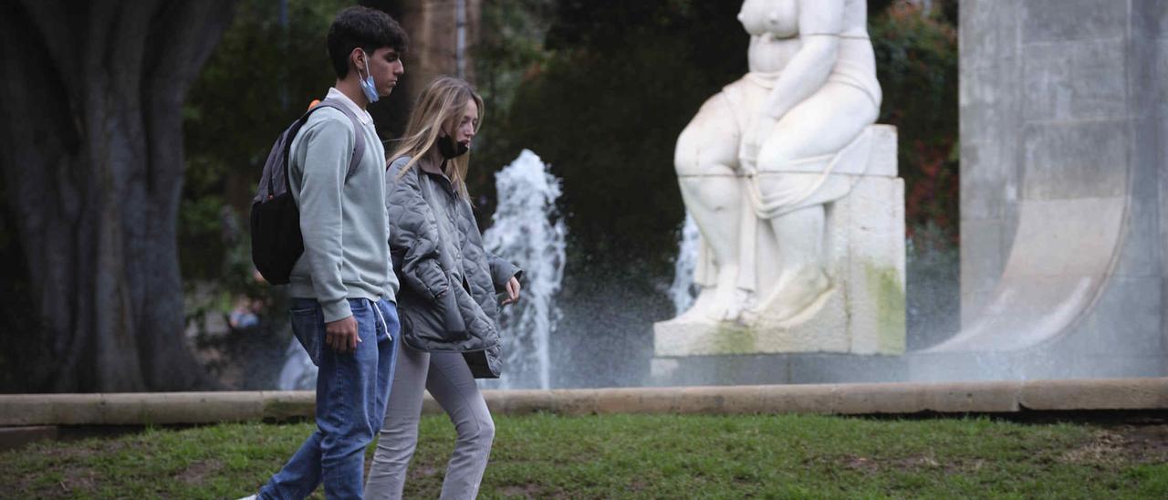 Dos jóvenes pasean por el Parque García Sanabria.