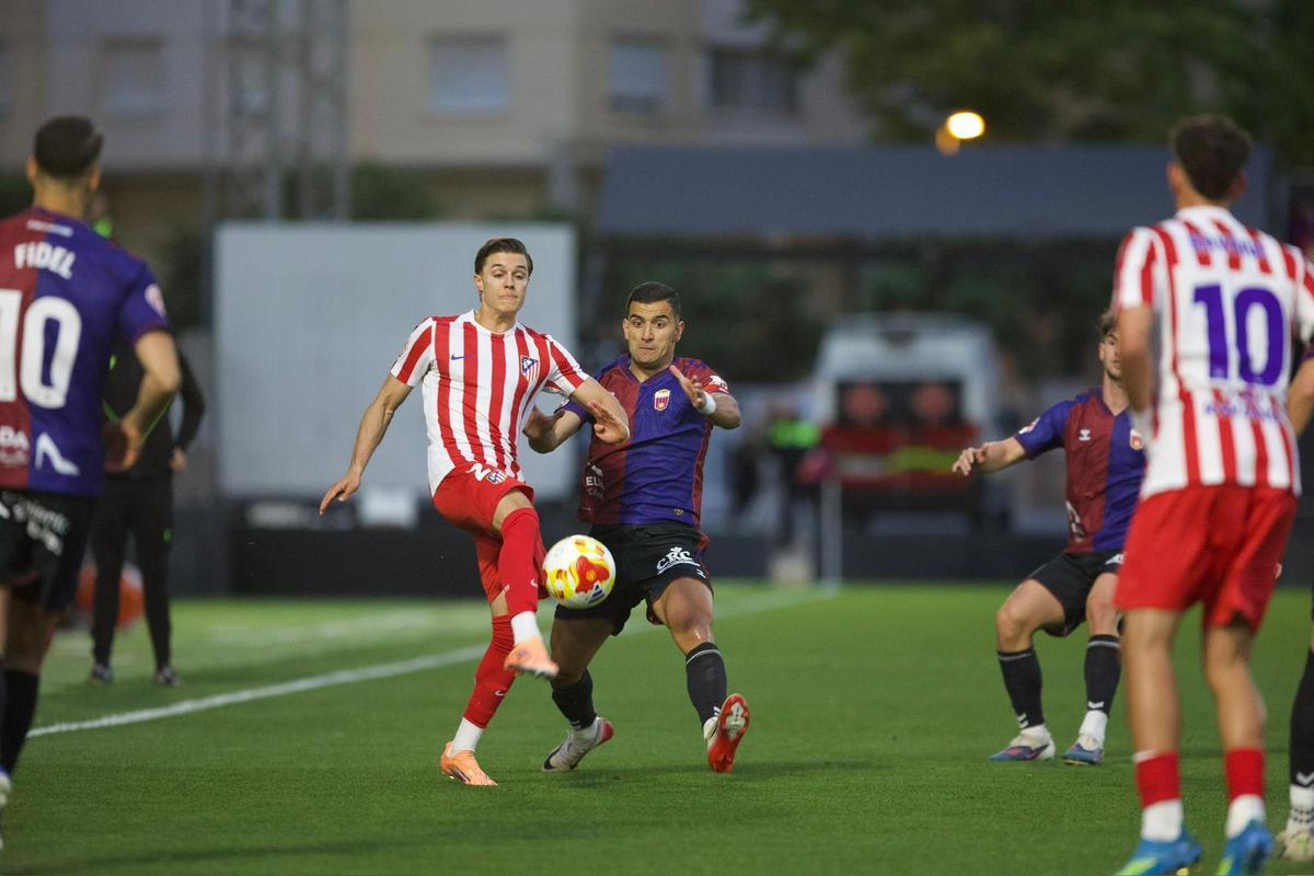 Jesús Clemente pelea un balón dividido con Arnau, en la primera parte.