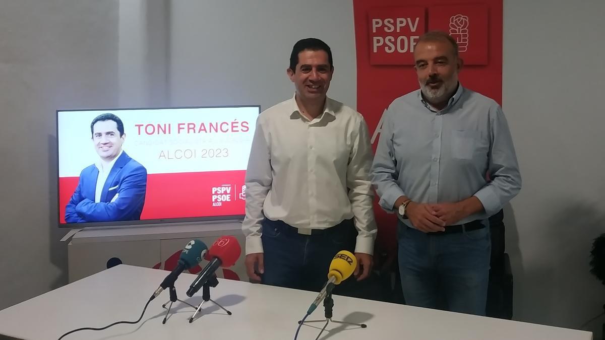 Toni Francés y Jordi Martínez durante la presentación del primero como candidato a la alcaldía de Alcoy por cuarta vez.