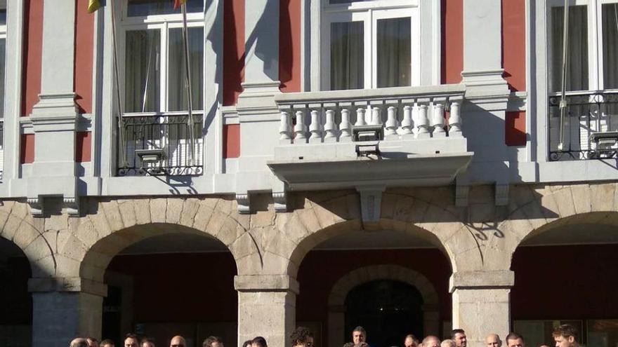 Los trabajadores de Mieres Tubos, ayer, durante la protesta.