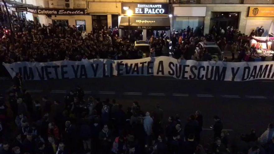 Siguen las protestas contra Lim en la puerta de Mestalla