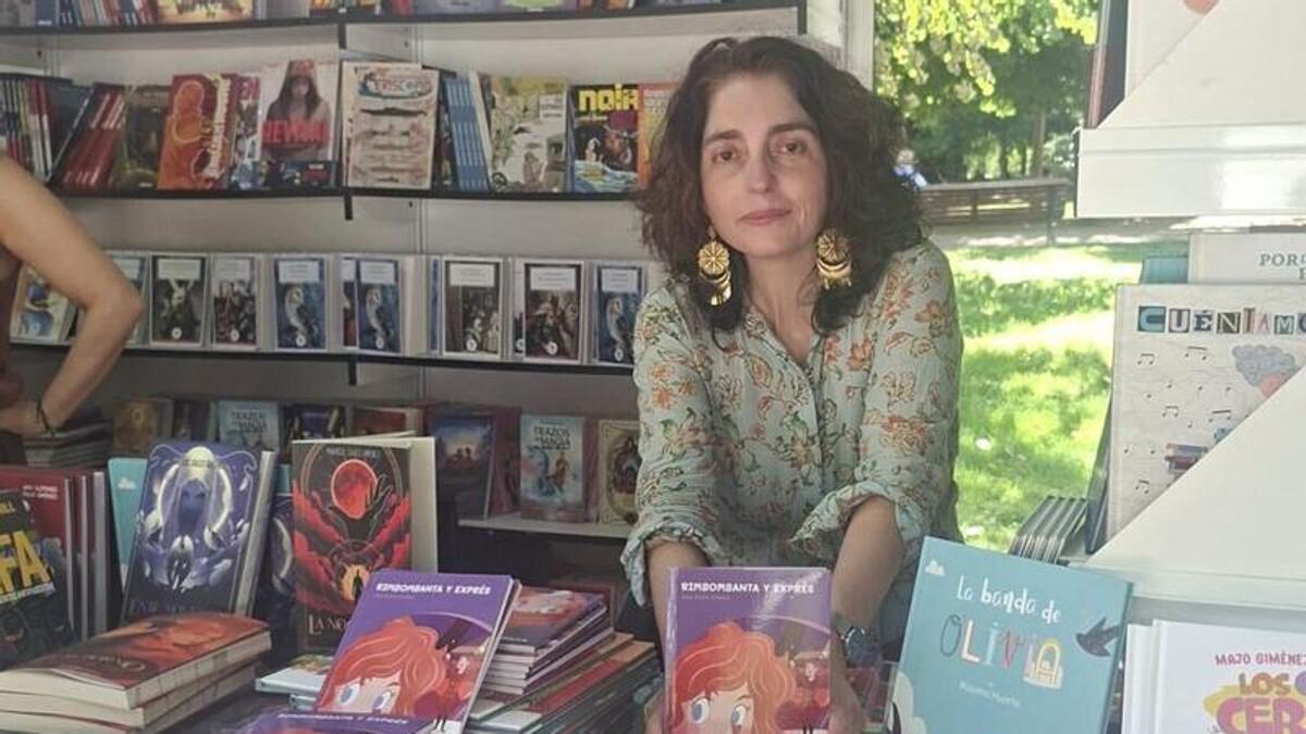 Ana Durá en la imagen que ha publicado X de su participación en la Feria del Libro de Madrid.