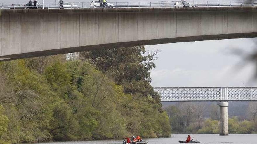 Amplia búsqueda en el puente de Tui al aparecer un coche con una nota de suicidio