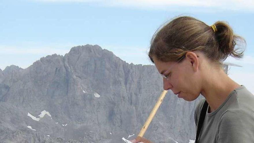 La bióloga Amparo Mora, en la cumbre de La Bermeja, en el Macizo Occidental de los Picos de Europa.