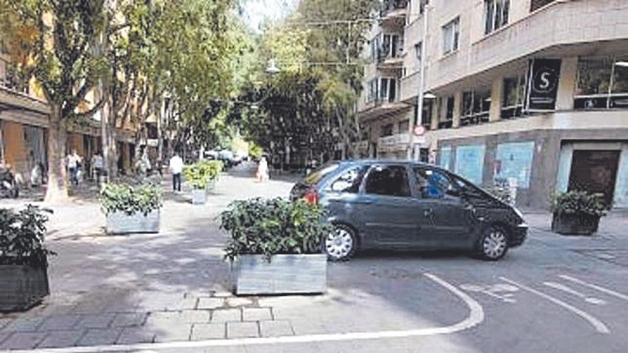 Carril bici de Blanquerna, en que sus líneas delimitadoras no ejercen función alguna de seguridad.