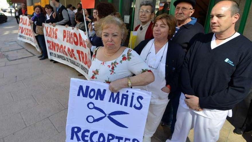Un momento de la protesta realizada ayer ante la Residencia de Mayores.  // Gustavo Santos