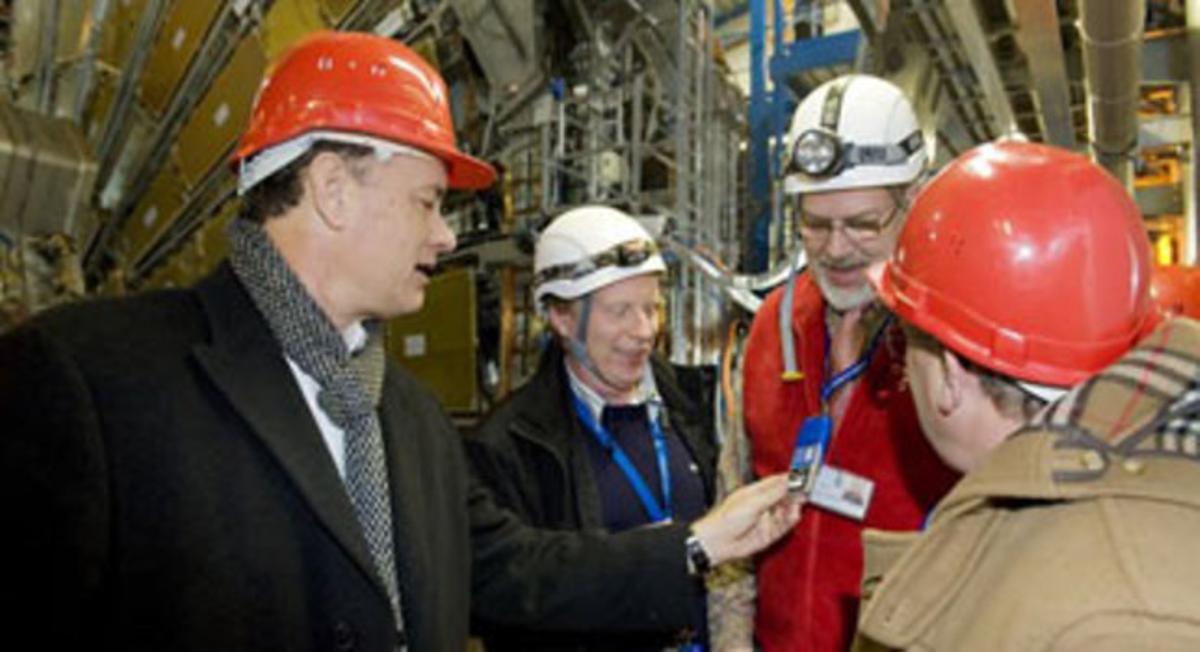 Tom Hanks (esquerra) va visitar el CERN al març. Tom Hanks (esquerra) va visitar el CERN al març.