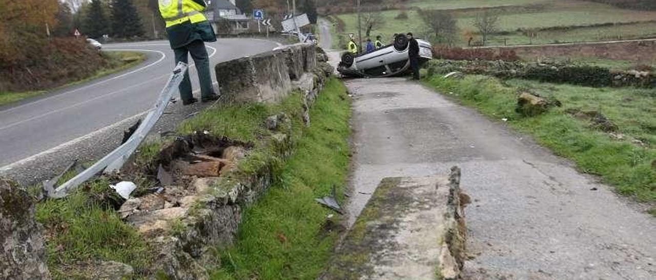 Valla y muro derribados en la OU-536, en A Derrasa, tras la salida de vía de un turismo. // Jesús Regal