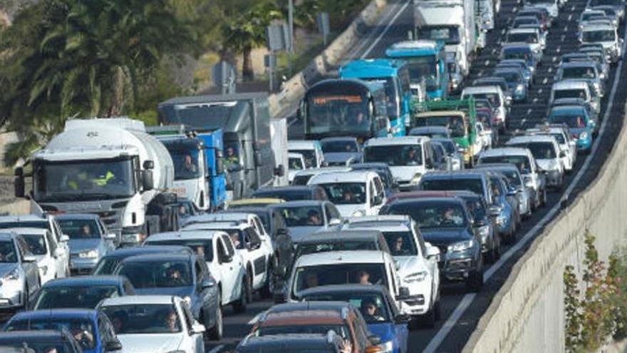 Fuertes retenciones en la Circunvalación por la colisión entre dos coches