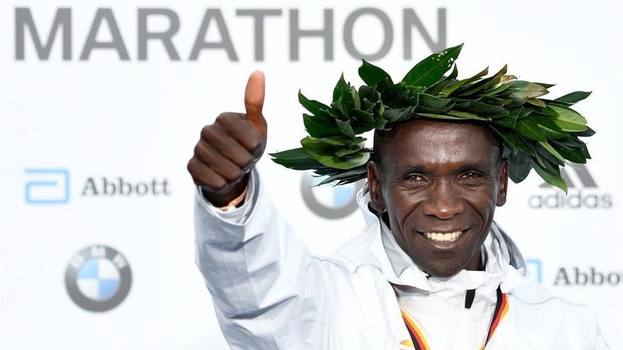 Kipchoge rompe su propio récord del mundo de maratón en Berlín