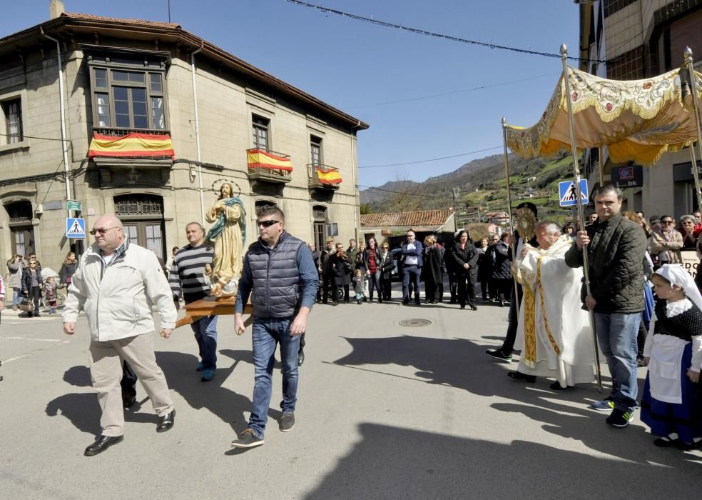 Misa y procesión de El Encuentro en Campomanes