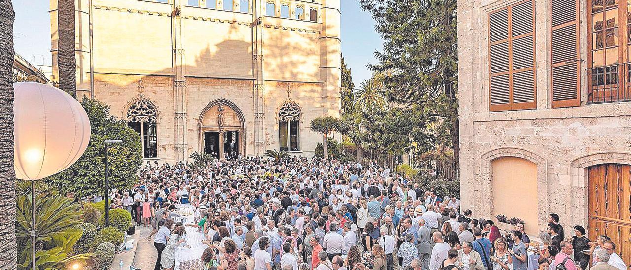 Imagen de la toma de posesión de Armengol acompañada de la mayoría de sus cargos