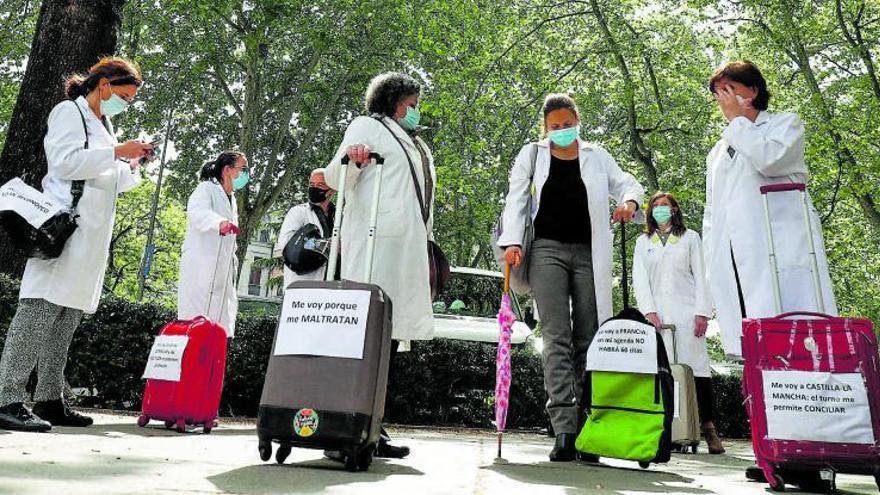 Una protesta de médicos por la precariedad y el maltrato que sufren. | ÓSCAR J. BARROSO